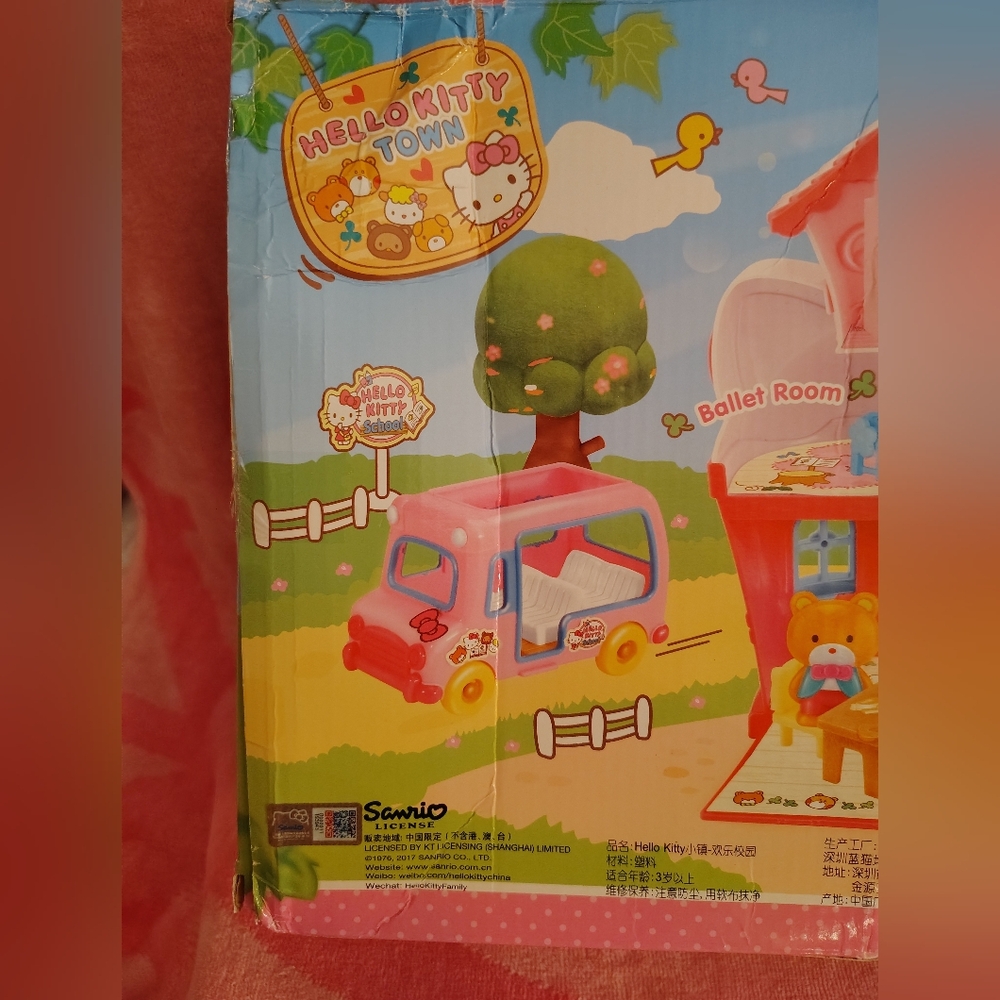 EXCLUSIVE - Hello Kitty Officially Licensed Happy Campus Playset - Picture 9 of 14